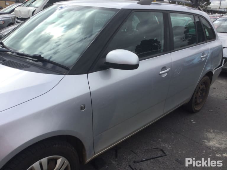 2014 SKODA FABIA 5J 08/11-01/15 6Q0407255S LEFT FRONT HUB ASSEMBLY