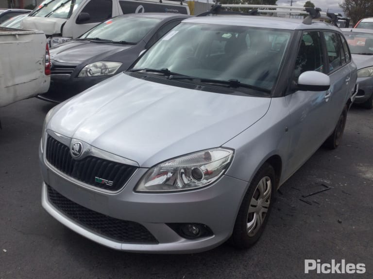2014 SKODA FABIA 5J 08/11-01/15 6Q0407255S LEFT FRONT HUB ASSEMBLY