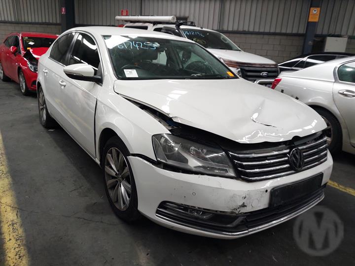 2012 VOLKSWAGEN PASSAT 3C/MK6 B7, FRONT, W/ SUNGLASS HOLDER TYPE, 04/11-05/15 1K0947105T COURTESY LIGHT