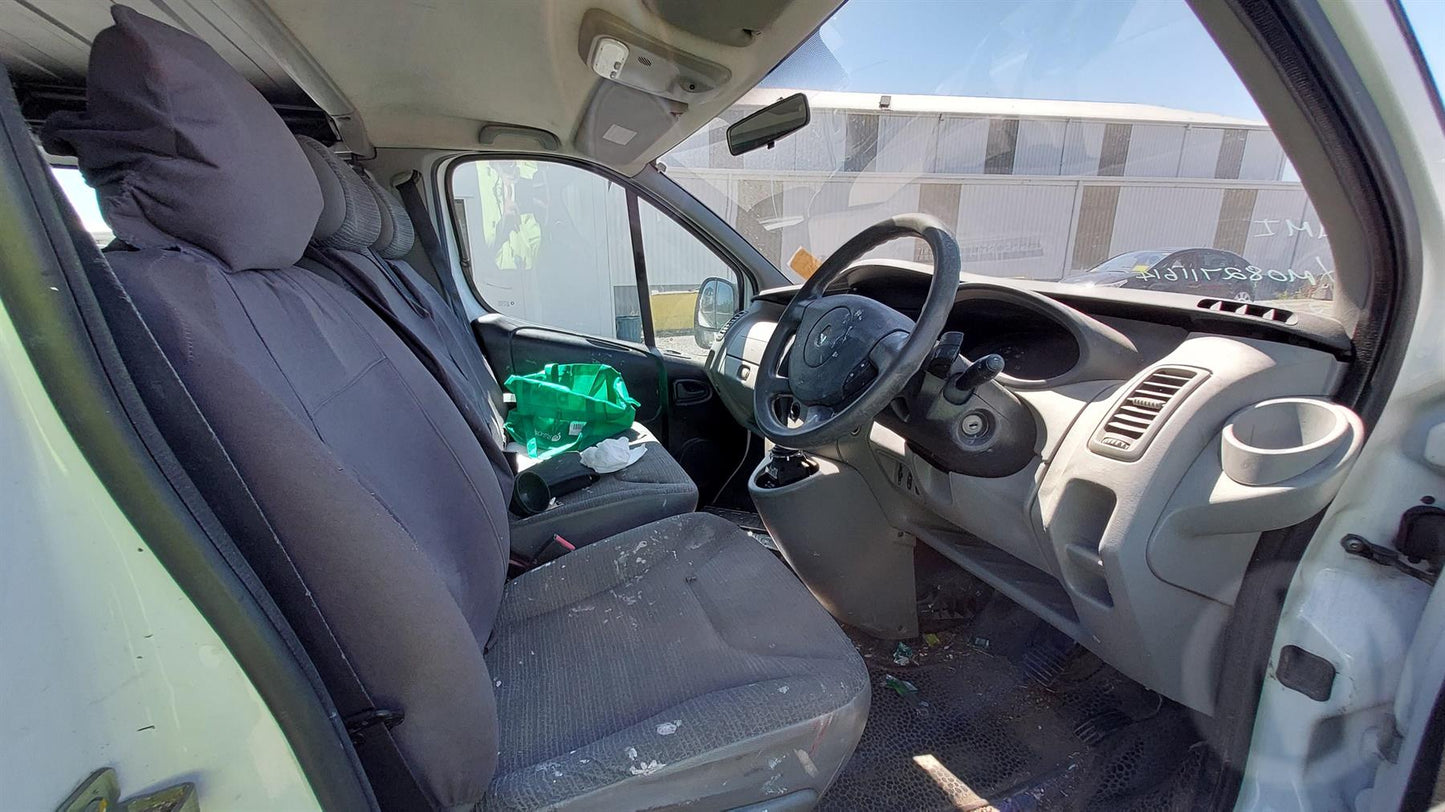 2014 RENAULT TRAFIC X83, CLEAR INDICATOR TYPE, 05/07-12/14 8200701363 LEFT HEADLAMP