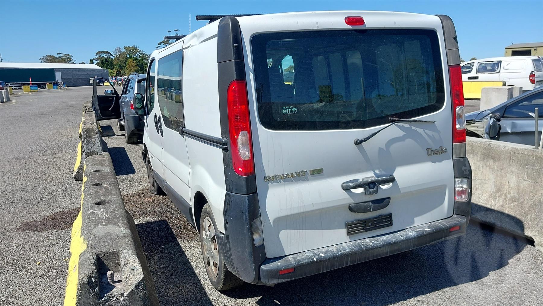 2014 RENAULT TRAFIC X83, 04/04-12/14  LEFT FRONT DOOR WINDOW