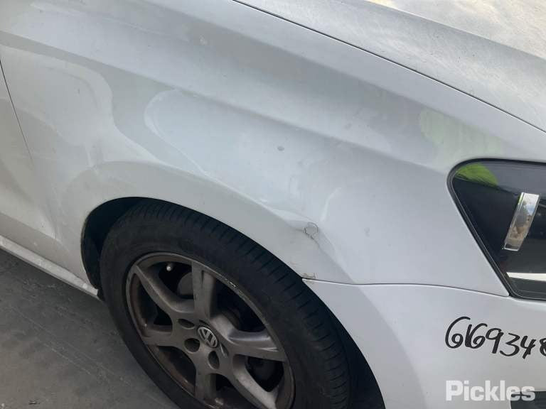 2013 VOLKSWAGEN POLO CENTRE, 6R, 05/10-09/17 COURTESY LIGHT