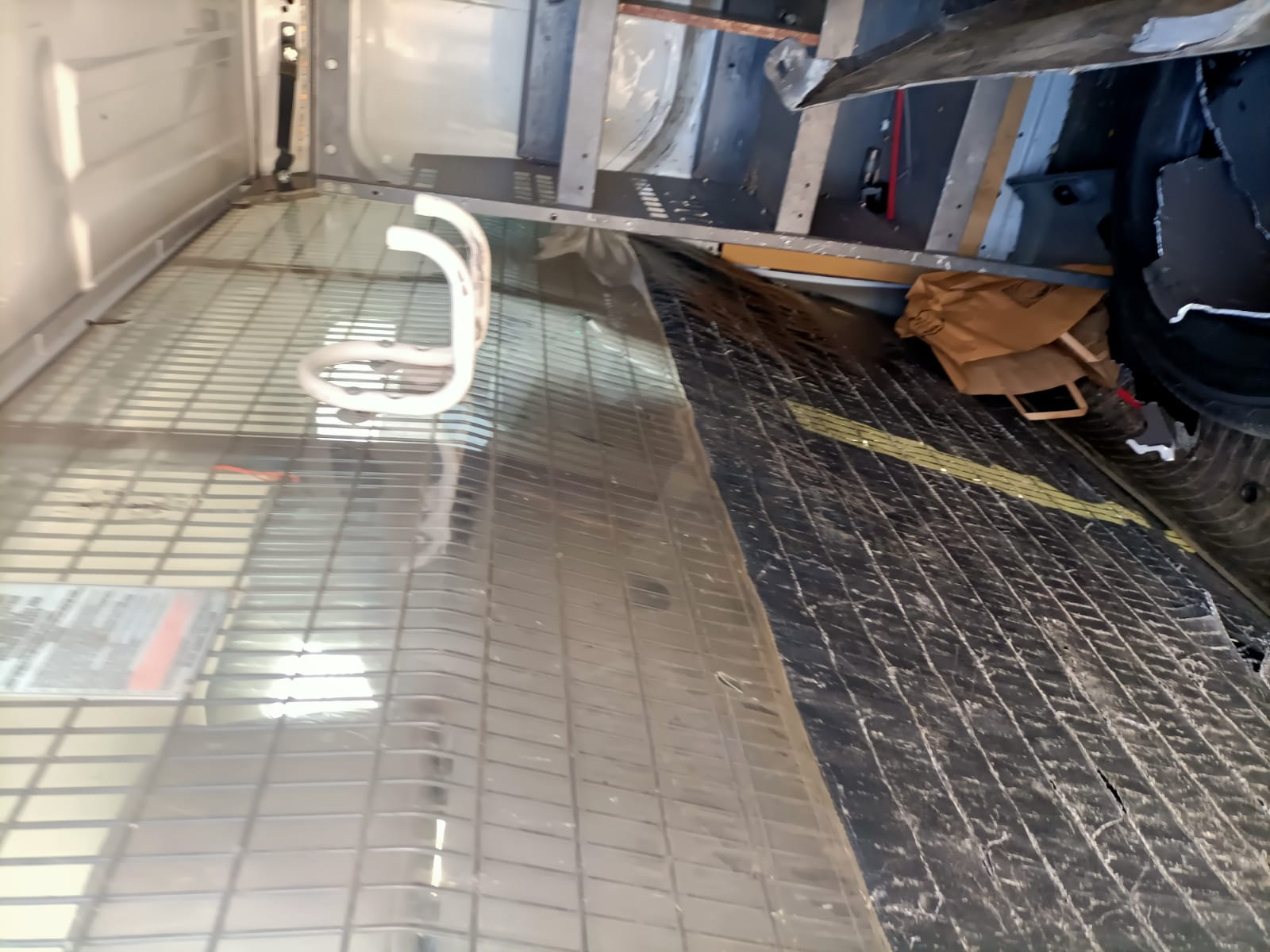 2014 RENAULT TRAFIC X83, 04/04-12/14 7782524451 LEFT GUARD