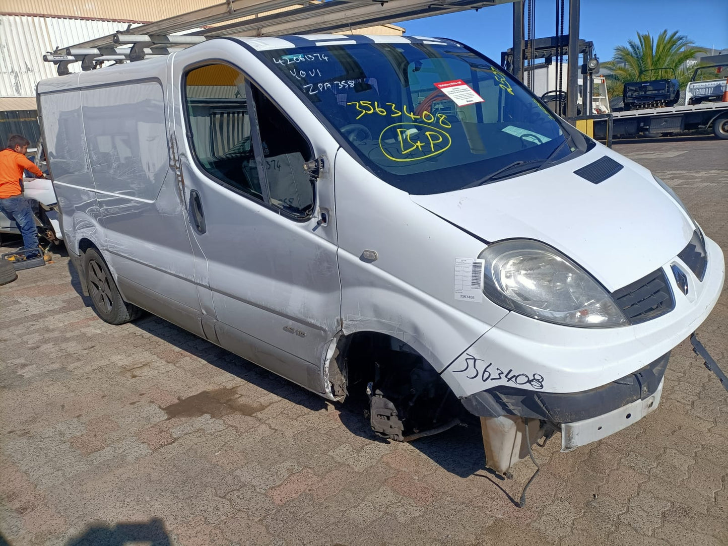 2014 RENAULT TRAFIC BARN DOOR SURROUND, 270 DEGREE DOOR LWB (VF1FLBHB), X83, 05/07-12/14 7700793306 LEFT TAILLIGHT