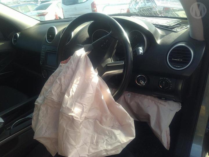 2011 MERCEDES M CLASS W164, 09/05-12/11 A1648702326 COURTESY LIGHT