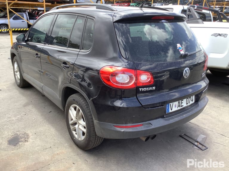 Wrecking 2011 VOLKSWAGEN TIGUAN for Used Parts VW1161