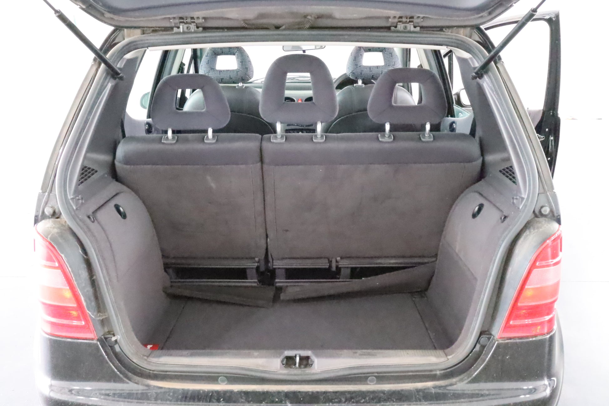 2001 MERCEDES A CLASS W168, CLASSIC, W/O MOULD, 10/98-03/05 A1687201505 LEFT FRONT DOOR