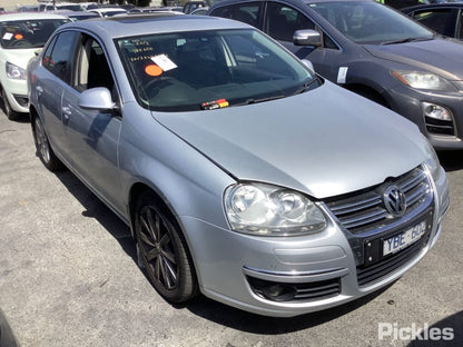2010 VOLKSWAGEN JETTA FRONT (CENTRE), NON SUNROOF CONTROLS TYPE, 1KM, 02/06-07/11 1K0947106E COURTESY LIGHT