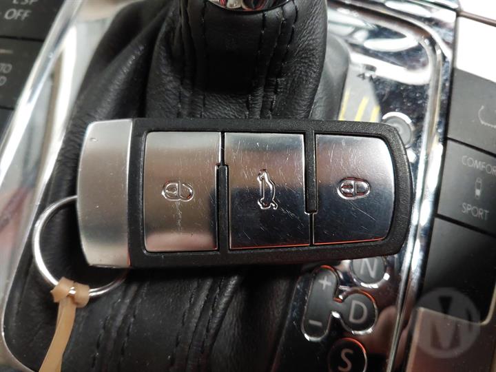 2009 VOLKSWAGEN PASSAT 3CC, SEDAN, 01/09-12/16 3C8831055A LEFT FRONT DOOR