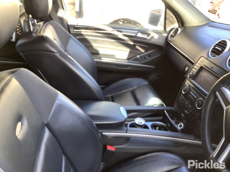 2011 MERCEDES M CLASS W164, 09/05-12/11 A1648810101 LEFT GUARD