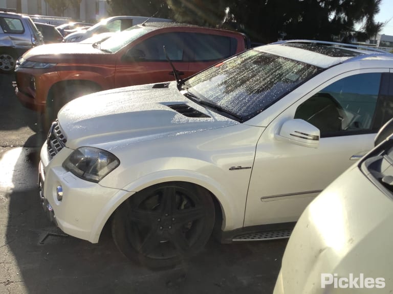 2011 MERCEDES M CLASS W164, 09/05-12/11 A1648810101 LEFT GUARD