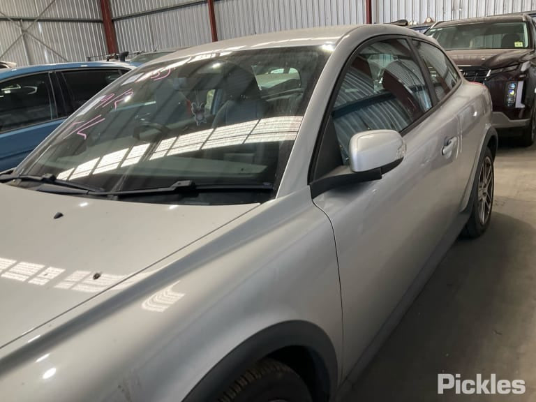 2009 VOLVO C30 VIN YV1MK..., 04/07-04/10 31253949 LEFT GUARD