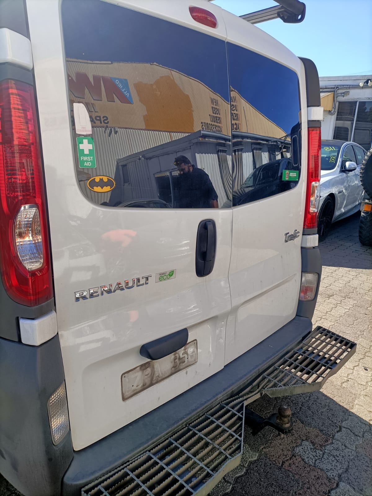 2014 RENAULT TRAFIC BARN DOOR SURROUND, 270 DEGREE DOOR LWB (VF1FLBHB), X83, 05/07-12/14 7700793306 LEFT TAILLIGHT