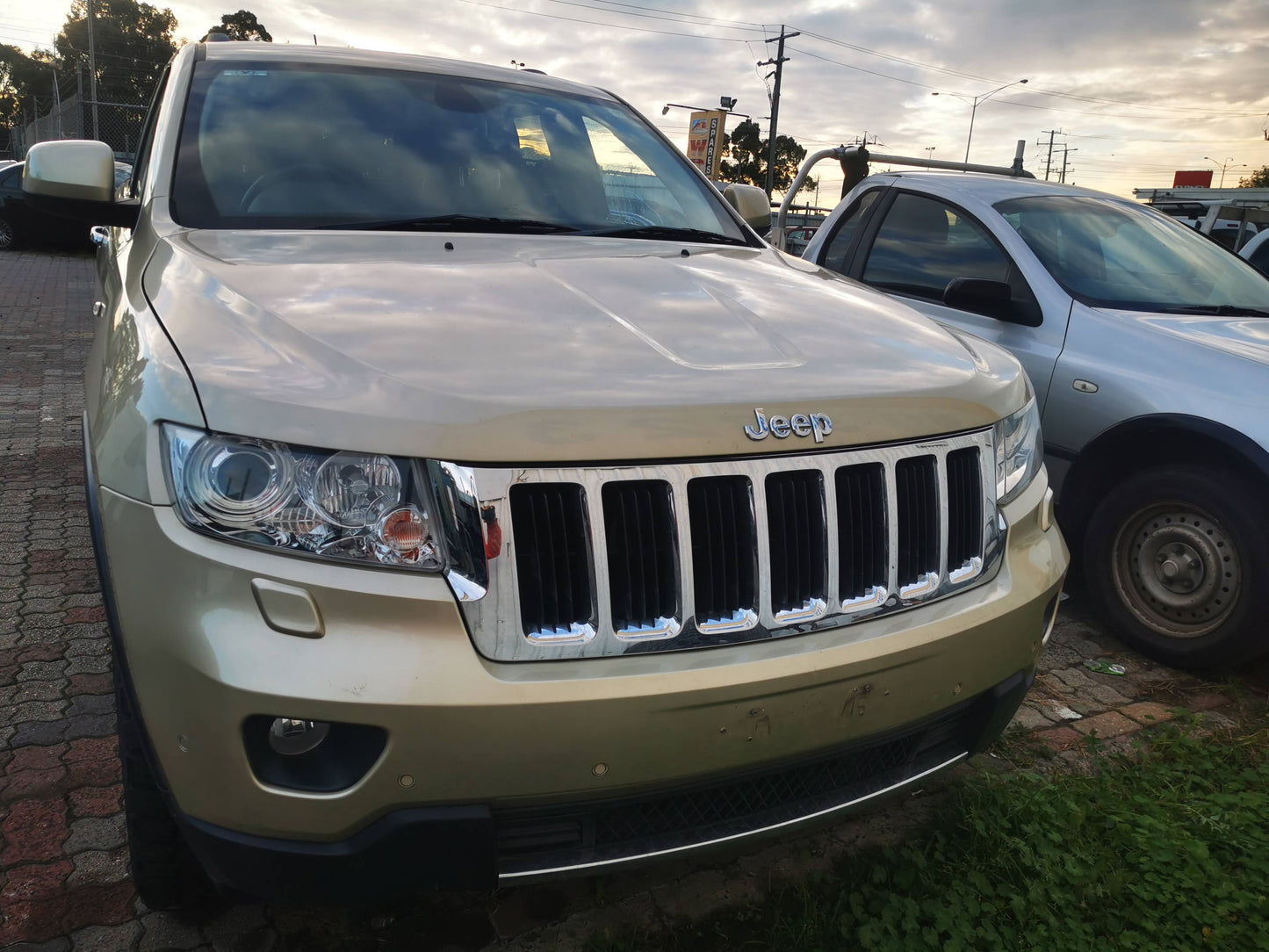 2011 JEEP GRANDCHEROKEE FRONT, W/ SUNGLASS HOLDER TYPE ONLY, WK, 11/10-03/13 1GA32DX9AA COURTESY LIGHT