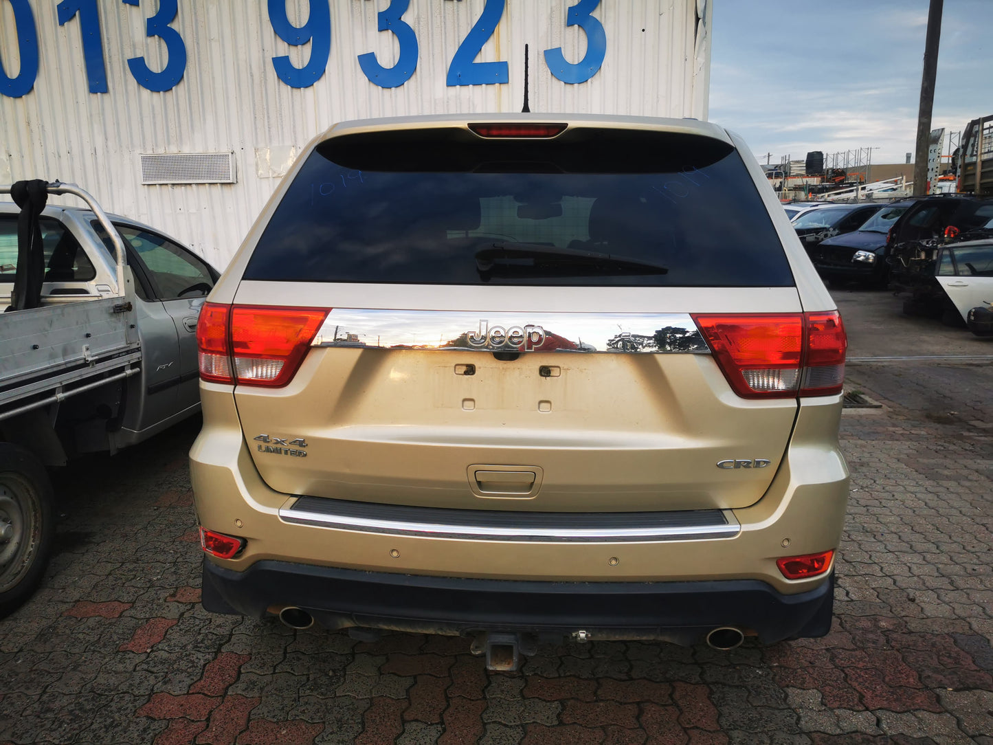 2011 JEEP GRANDCHEROKEE FRONT, W/ SUNGLASS HOLDER TYPE ONLY, WK, 11/10-03/13 1GA32DX9AA COURTESY LIGHT