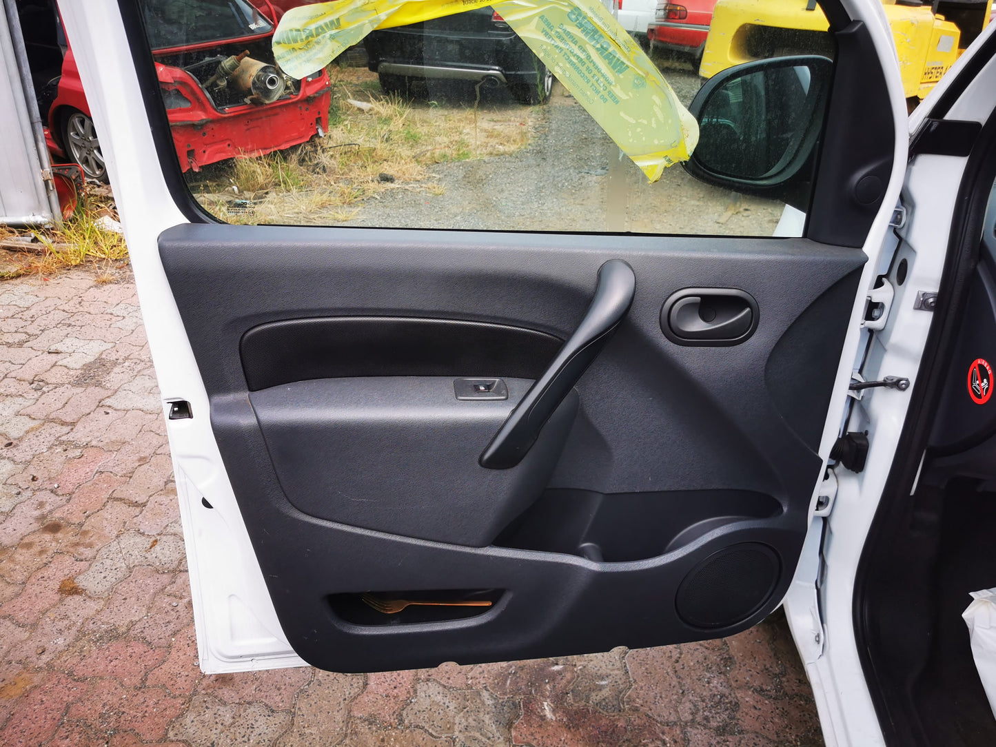 2015 RENAULT KANGOO LEFT FRONT DOOR LOCK, X61, 10/10- 8200497581 DOOR BOOT GATE LOCK