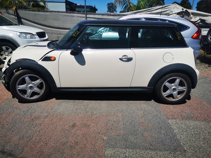 2009 MINI COOPER R55/R56/R57, WAGON/3DR HATCH/CABRIO, 03/07-05/14 41002755935 LEFT FRONT DOOR