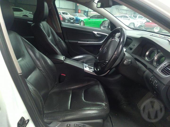 2012 VOLVO S60/V60 S60/V60, F SERIES, 12/10-11/13 31352074 RIGHT GUARD