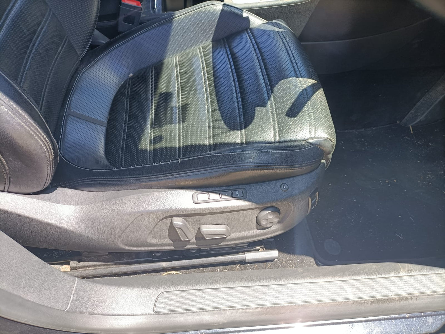 2011 VOLKSWAGEN PASSAT LEFT FRONT DOOR LOCK, 3CC, SEDAN, NON KEYLESS TYPE, P/N 5N2837015C, 01/09-06/12 5N2837015C DOOR BOOT GATE LOCK