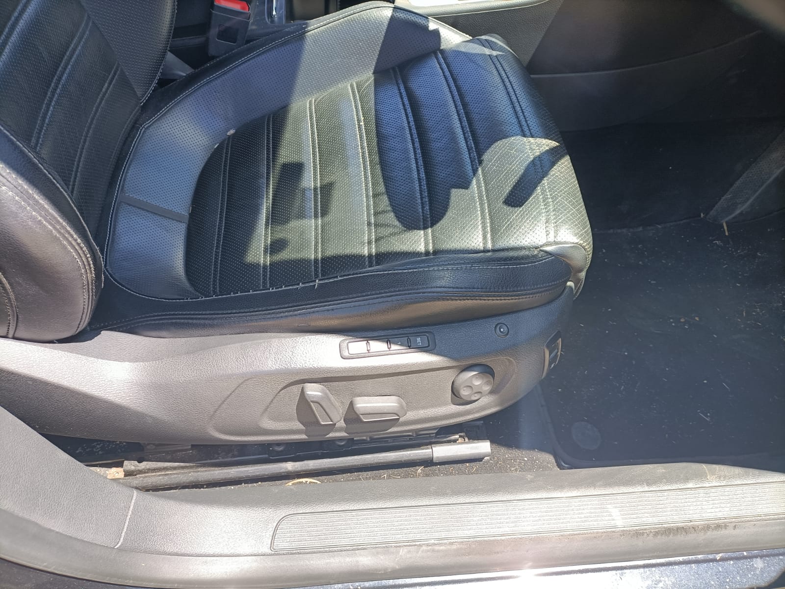 2011 VOLKSWAGEN PASSAT LEFT FRONT DOOR LOCK, 3CC, SEDAN, NON KEYLESS TYPE, P/N 5N2837015C, 01/09-06/12 5N2837015C DOOR BOOT GATE LOCK