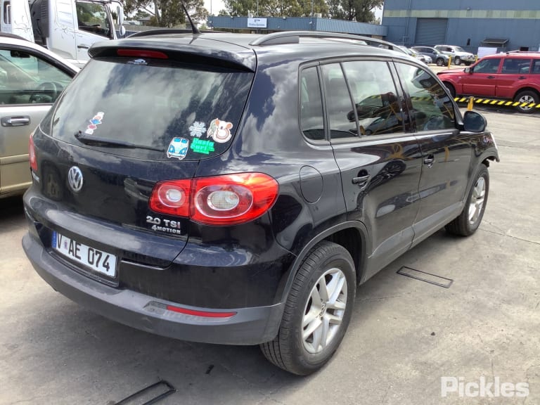 Wrecking 2011 VOLKSWAGEN TIGUAN for Used Parts VW1161