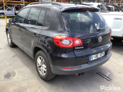 Wrecking 2011 VOLKSWAGEN TIGUAN for Used Parts VW1161