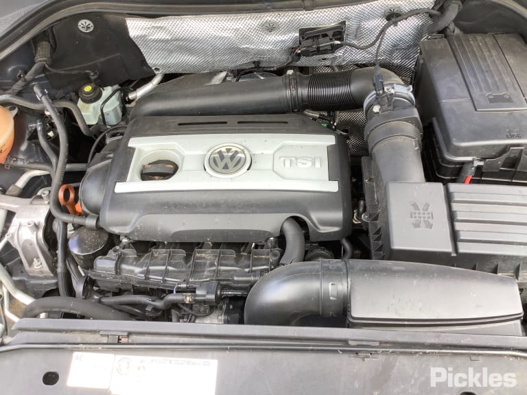 Wrecking 2011 VOLKSWAGEN TIGUAN for Used Parts VW1161