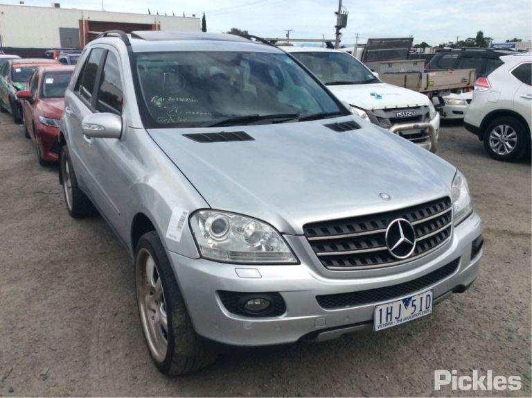 2005 MERCEDES M CLASS W164, 09/05-12/11 A1648201385 COURTESY LIGHT