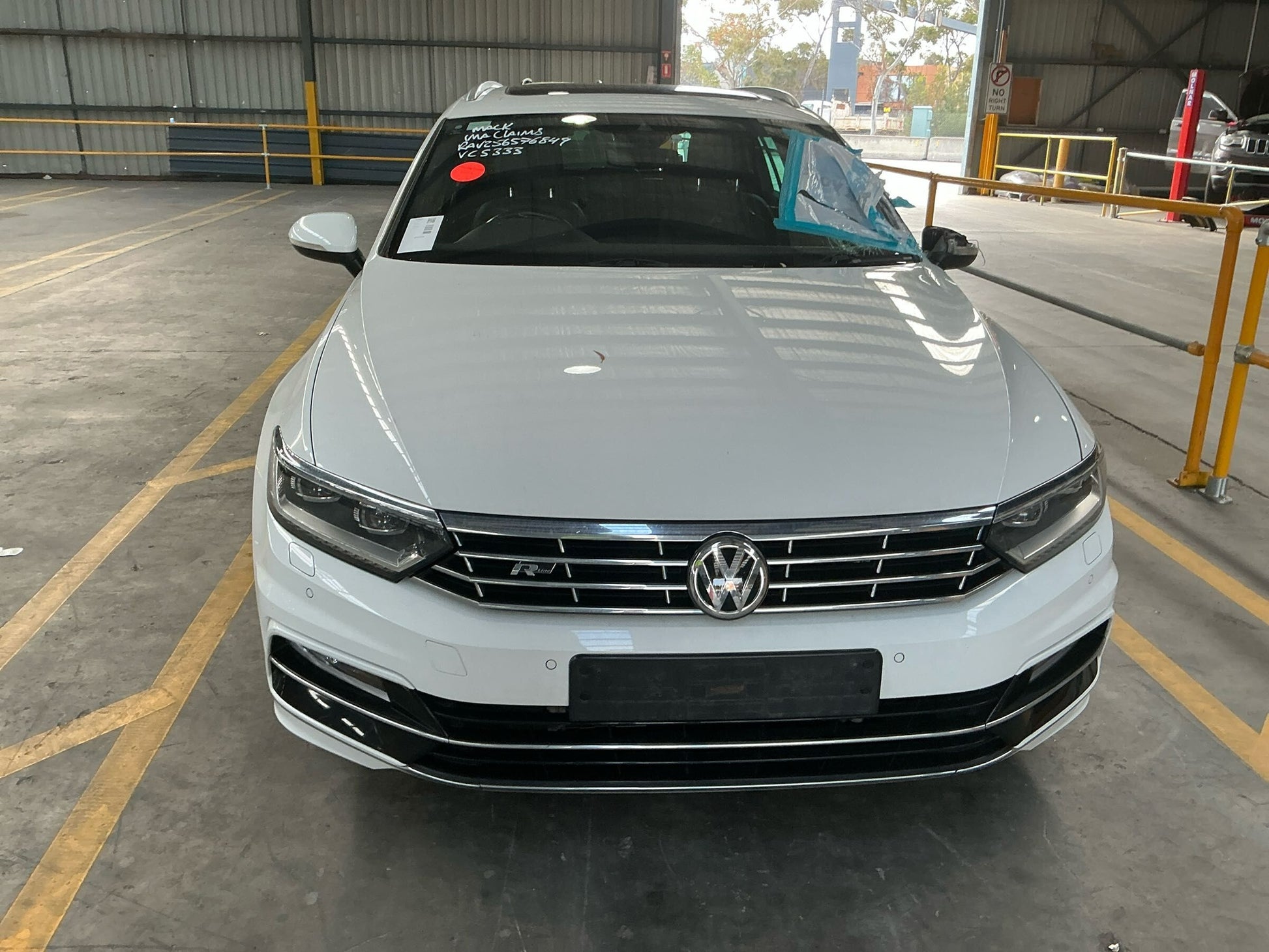 Wrecking 2016 VOLKSWAGEN PASSAT for Used Parts VG1614